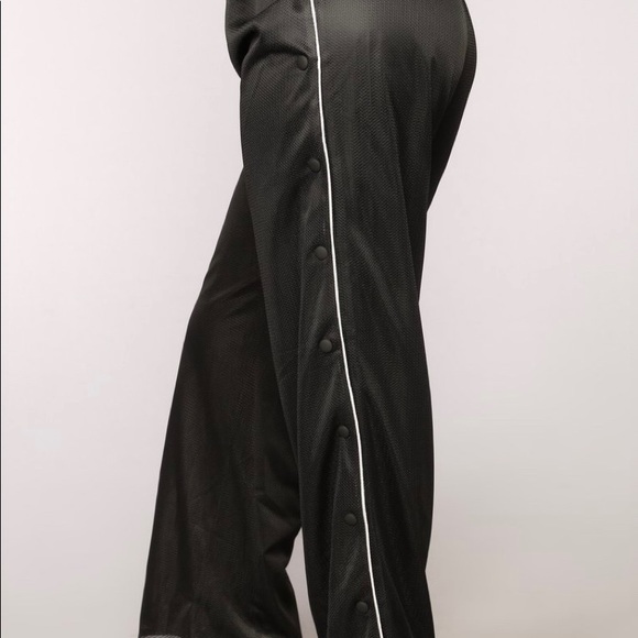 ADORABLE BLACK SNAP PANTS. SIZE L - Picture 2 of 6